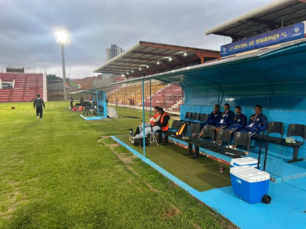 Bancos do estádio José Liberatti foram pintados de azul; atualmente, está com as cores dos dois times da cidade — Foto: ge