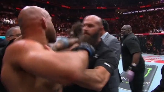 UFC: Diego Lopes reage a agressão de Jean Silva após a luta: "Não é legal" - Após derrota, Jean Silva dispara soco na nuca de Diego em meio a discussão do adversário com sua equipe. "Depois disso, esse cara tentou ser legal comigo. Não consigo entender", diz Diego
