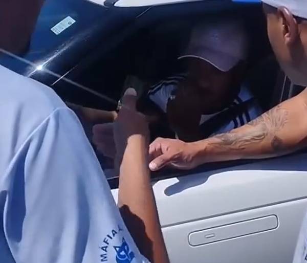 Organizada protesta em treino do Cruzeiro e ameaça jogadores