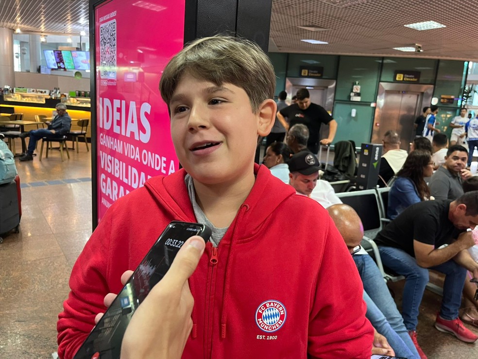 Ramon Marques, de 13 anos, queria ver Neymar no aeroporo de Alagoas — Foto: Artur Henrique/GE