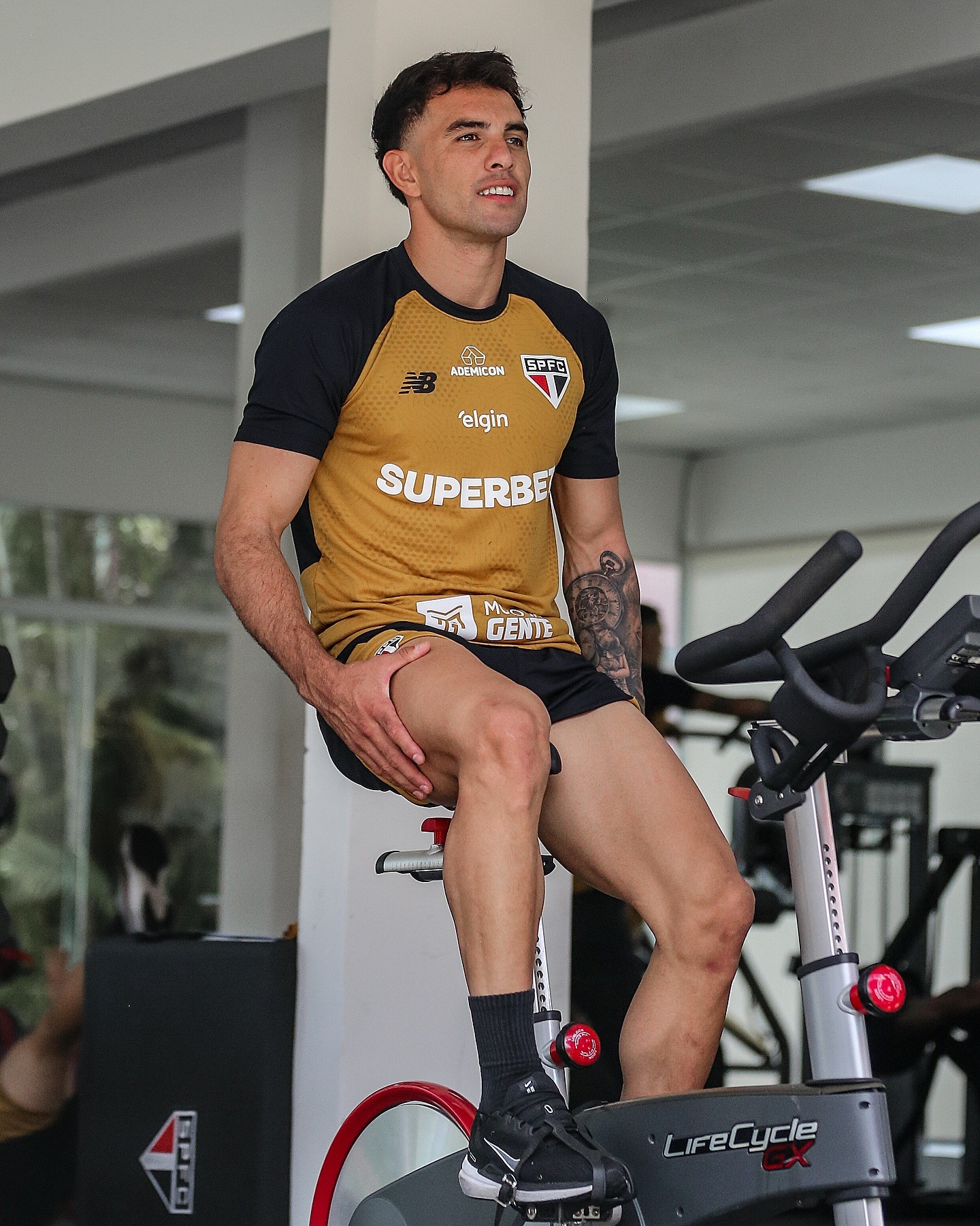 Nem Racing, nem rescisão: a estratégia de Enzo Díaz que trava os planos do São Paulo