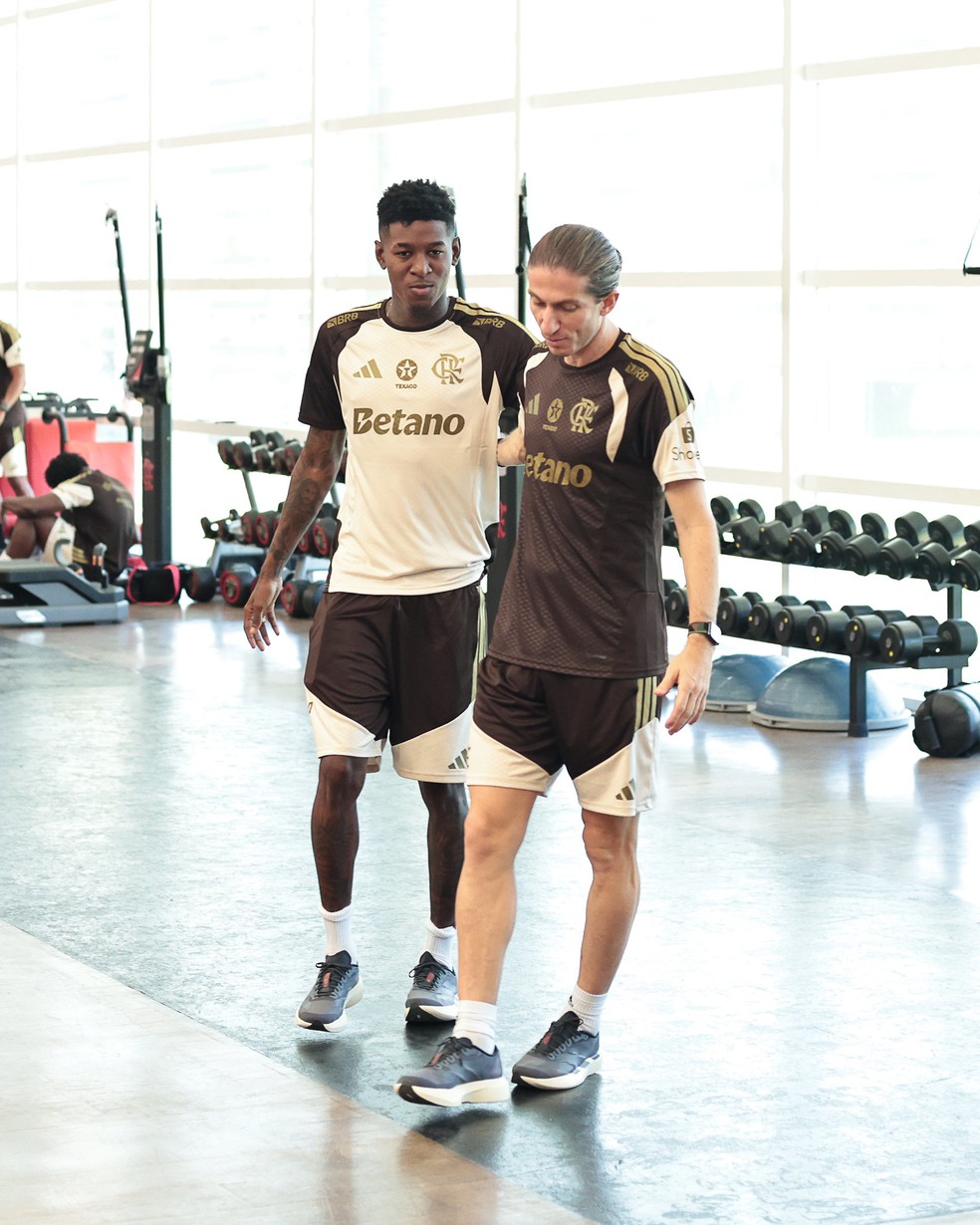 Vitão e Filipe Luís na academia do Flamengo — Foto: Gilvan de Souza / Flamengo