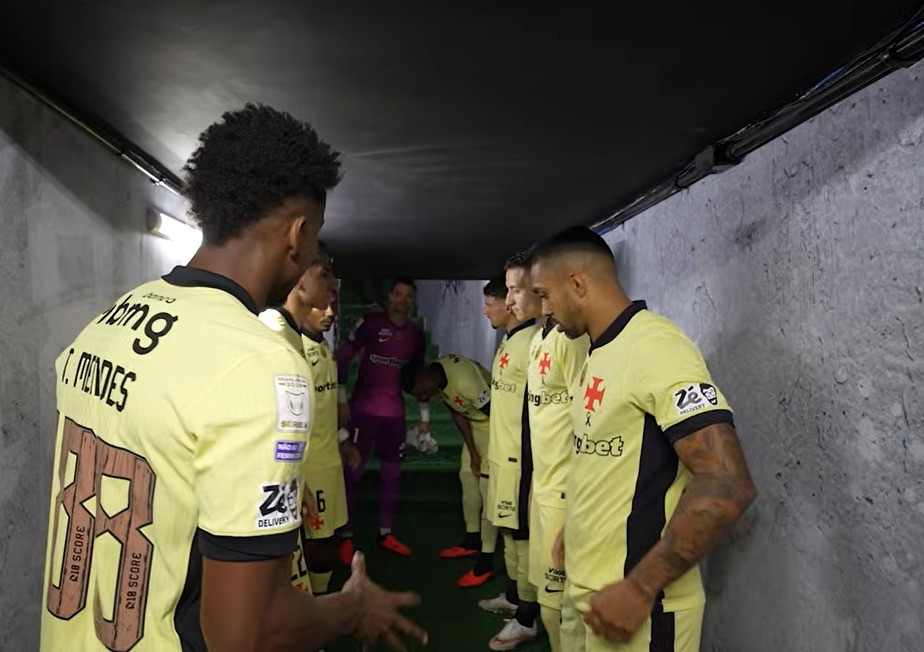 Bastidores da goleada do Vasco mostram celebração e Thiago Mendes inflamado: "Eles têm que sofrer hoje"