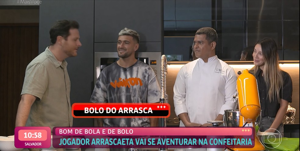 Arrascaeta apresenta o "Bolo do Arrasca" ao "Mais Voc&ecirc;" &mdash; Foto: Reprodu&ccedil;&atilde;o
