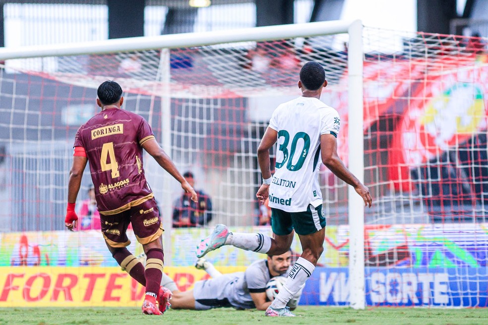 Matheus Albino, goleiro do CRB, em ação contra o Goiás — Foto: Ailton Cruz