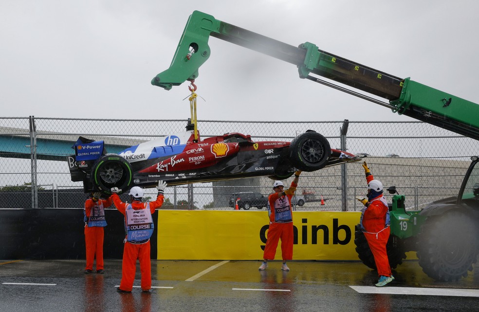 Carro de Leclerc é retirado após batida antes da corrida sprint no GP de Miami — Foto: Brian Snyder/Reuters