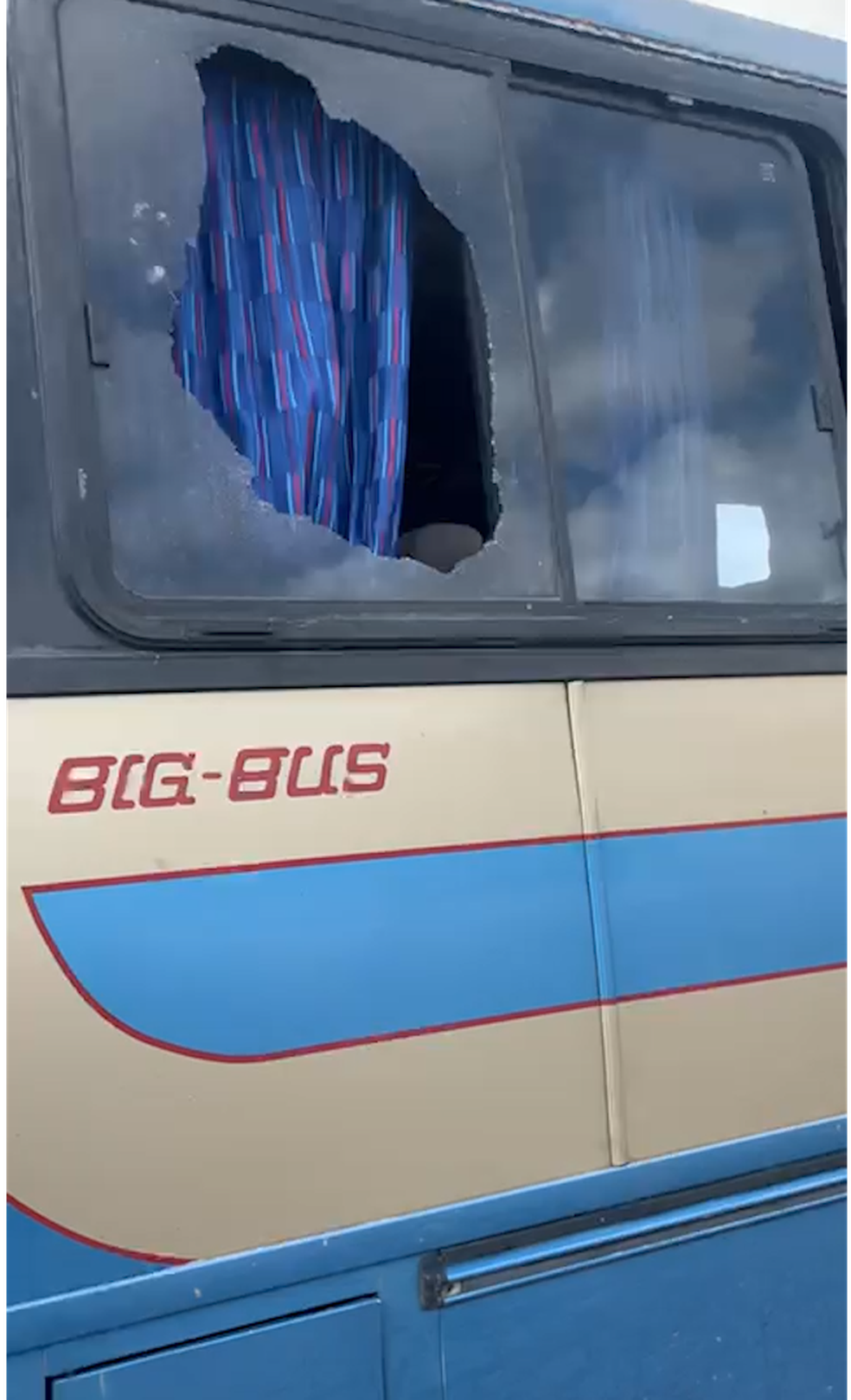 Ônibus de torcedores do Sousa é atacado na BR-230 — Foto: Reprodução/internet