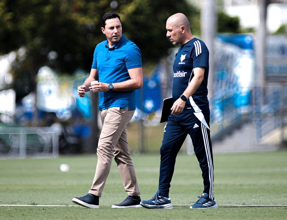 Pedro Junio e Leonardo Jardim, vice-presidente e técnico do Cruzeiro — Foto: Gustavo Martins/Cruzeiro