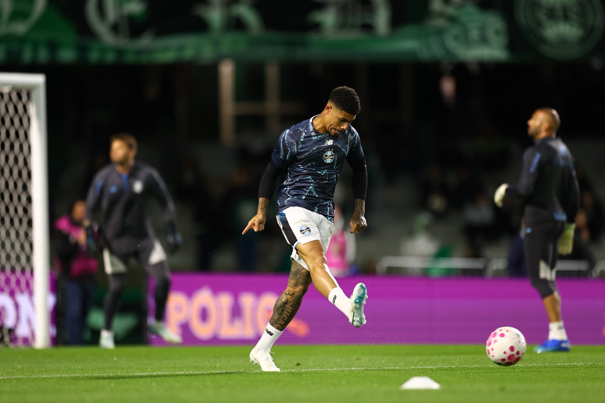 Caito sente lesão com um minuto, demora a sair e deixa Grêmio com 10 em campo; veja vídeo