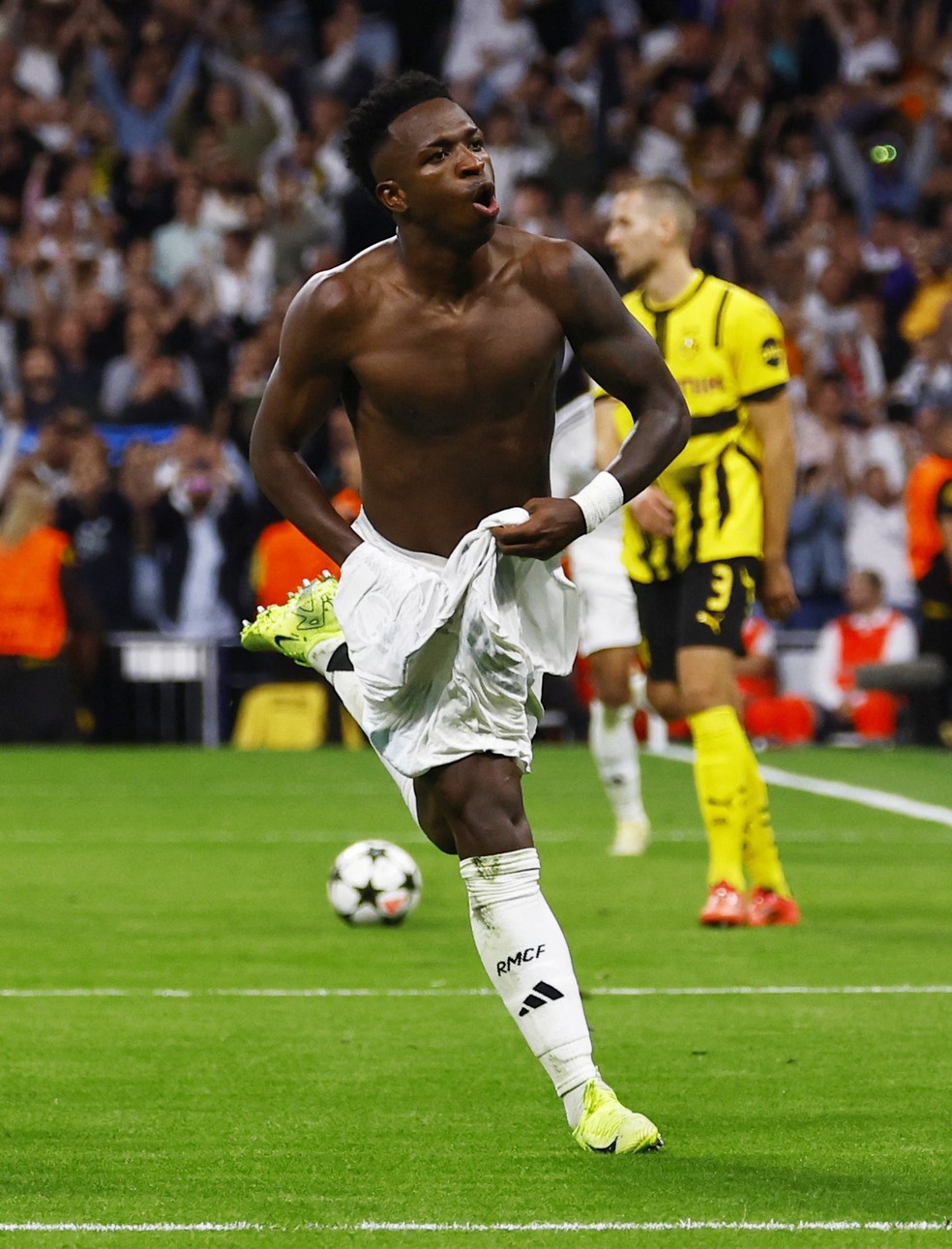 Vini Jr comemora gol em Real Madrid x Borussia Dortmund — Foto: Reuters