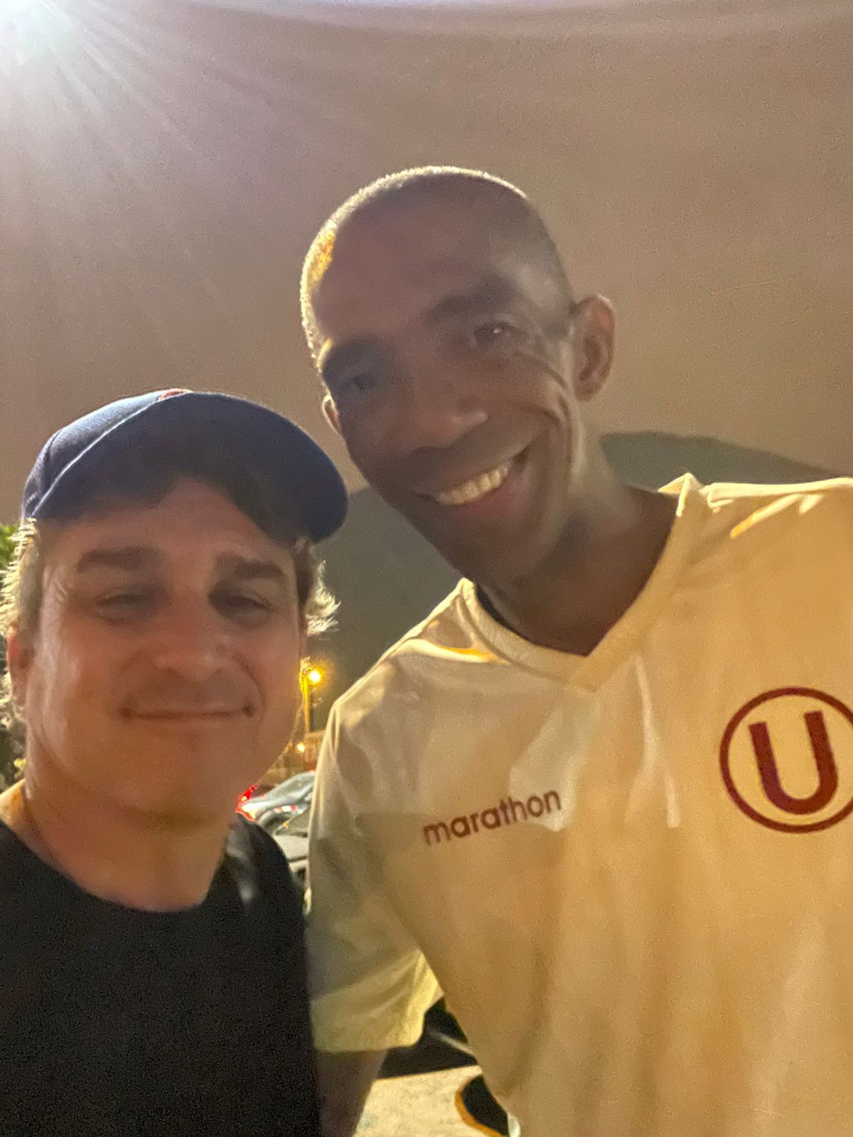 Brasileiro enfrenta preconceito e faz história no Peru, superando desafios com o HIV