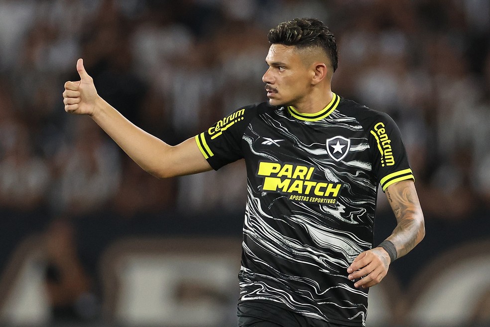 Tiquinho com o novo uniforme do Botafogo — Foto: Vítor Silva/Botafogo