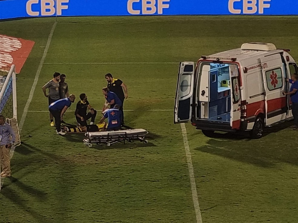 Arthur Henrique, do São Bernardo, deixa jogo contra o Corinthians em ambulância — Foto: José Edgar de Matos