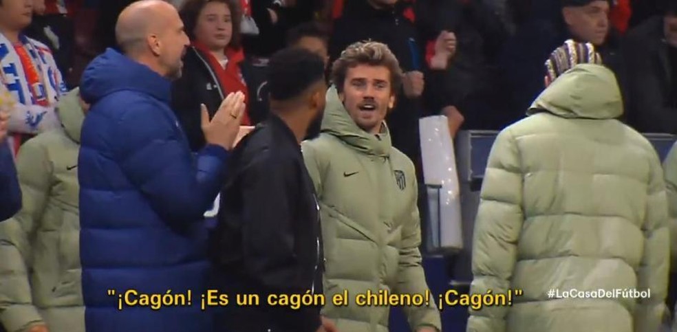 Griezmann xinga Alexis em disputa de pênaltis na Champions — Foto: Reprodução