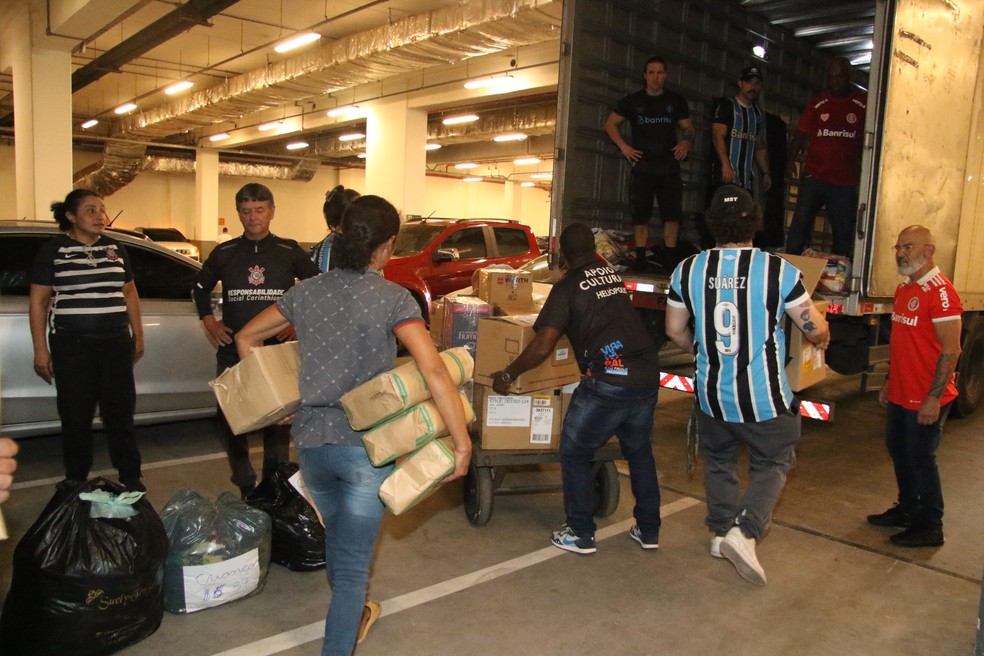 Voluntários organizaram as doações no Corinthians para enviar ao povo gaúcho — Foto: José Manoel Idalgo/ Agência Corinthians