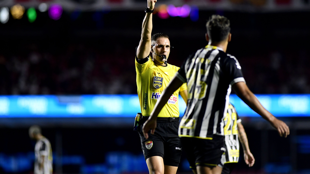 Gabriel Menino é expulso em São Paulo x Santos