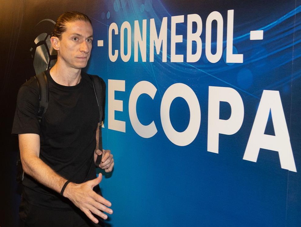 Filipe Luís na chegada para o jogo contra o Lanús — Foto: Divulgação / Flamengo