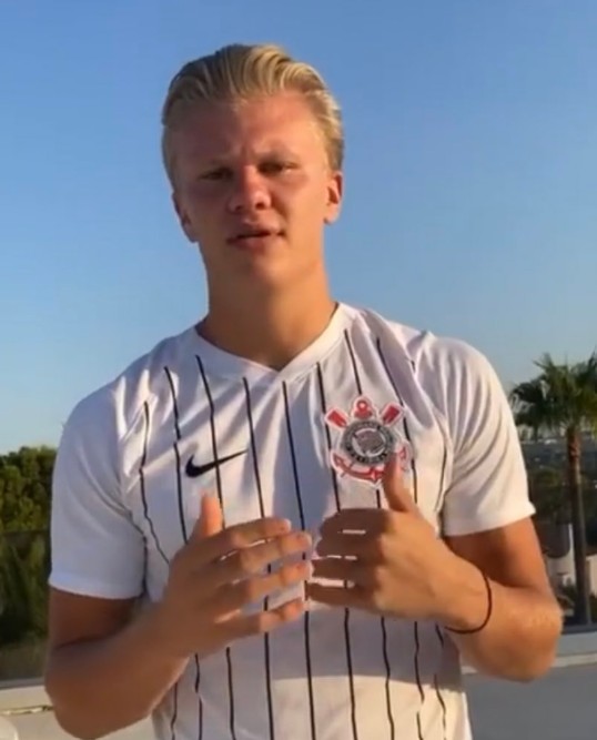Haaland já usou camisas do Flamengo e do Corinthians ao longo dos anos; veja fotos