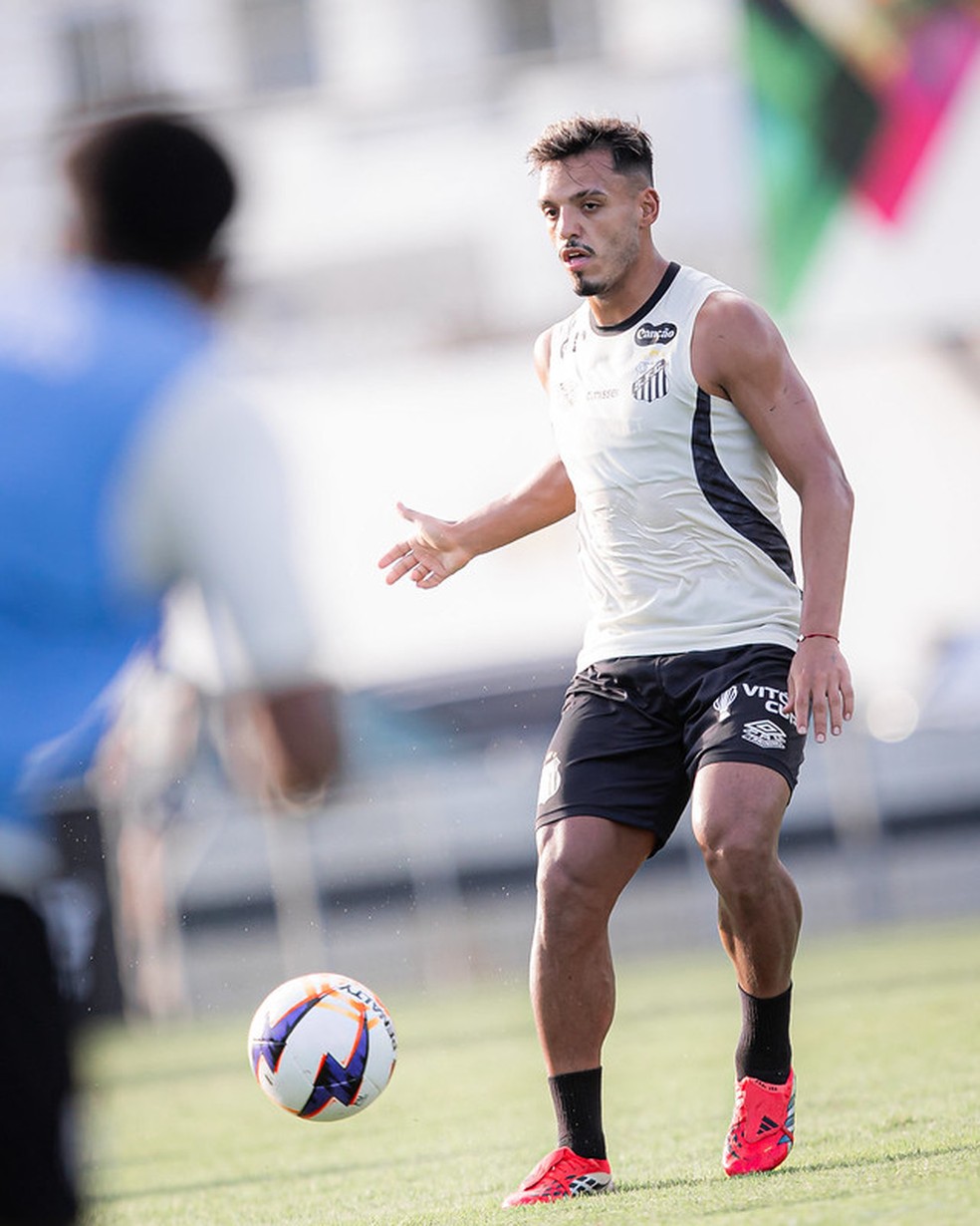 Gabriel Menino durante treino do Santos — Foto: Raul Baretta/ Santos FC