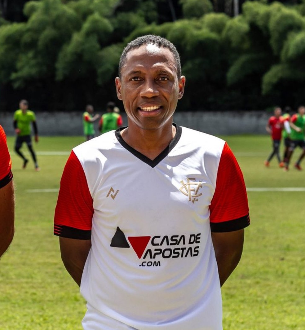 Paulo Isidoro em passagem pela base do Vitória — Foto: Letícia Martins / EC Vitória / Divulgação