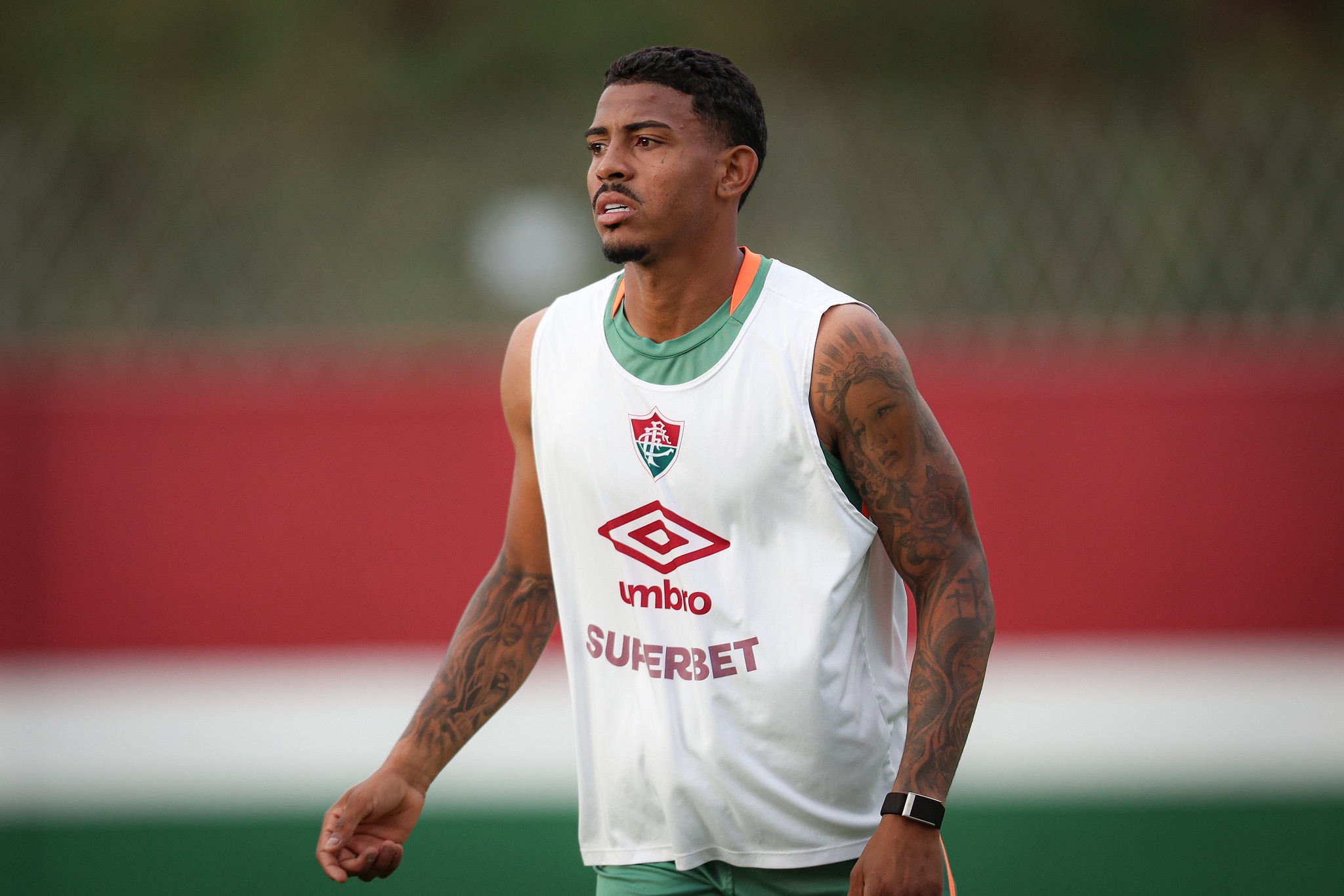 Fluminense vai renovar contrato de John Kennedy