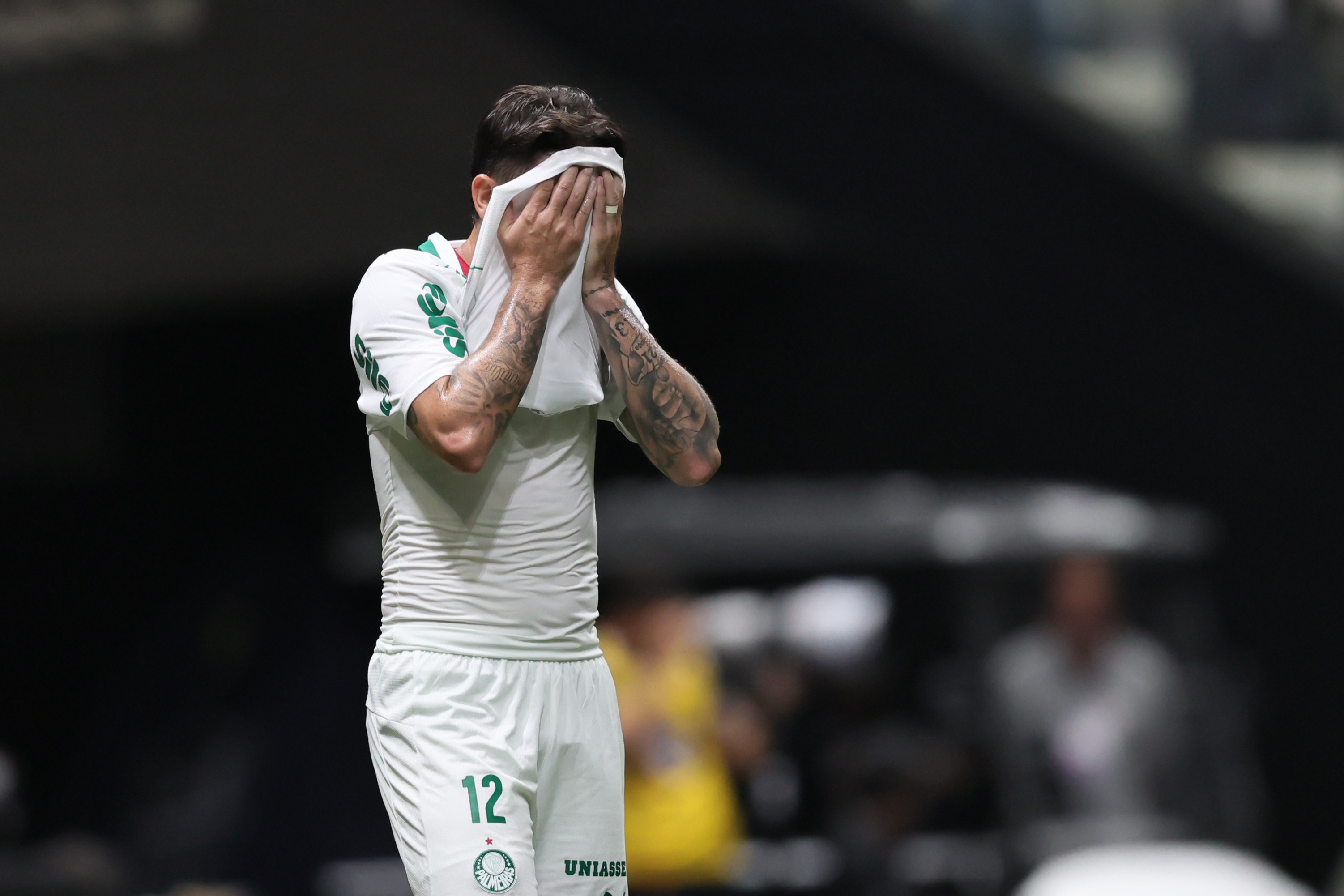 Palmeiras arranca um ponto na estreia do Brasileirão, mas exibe fragilidades em campo