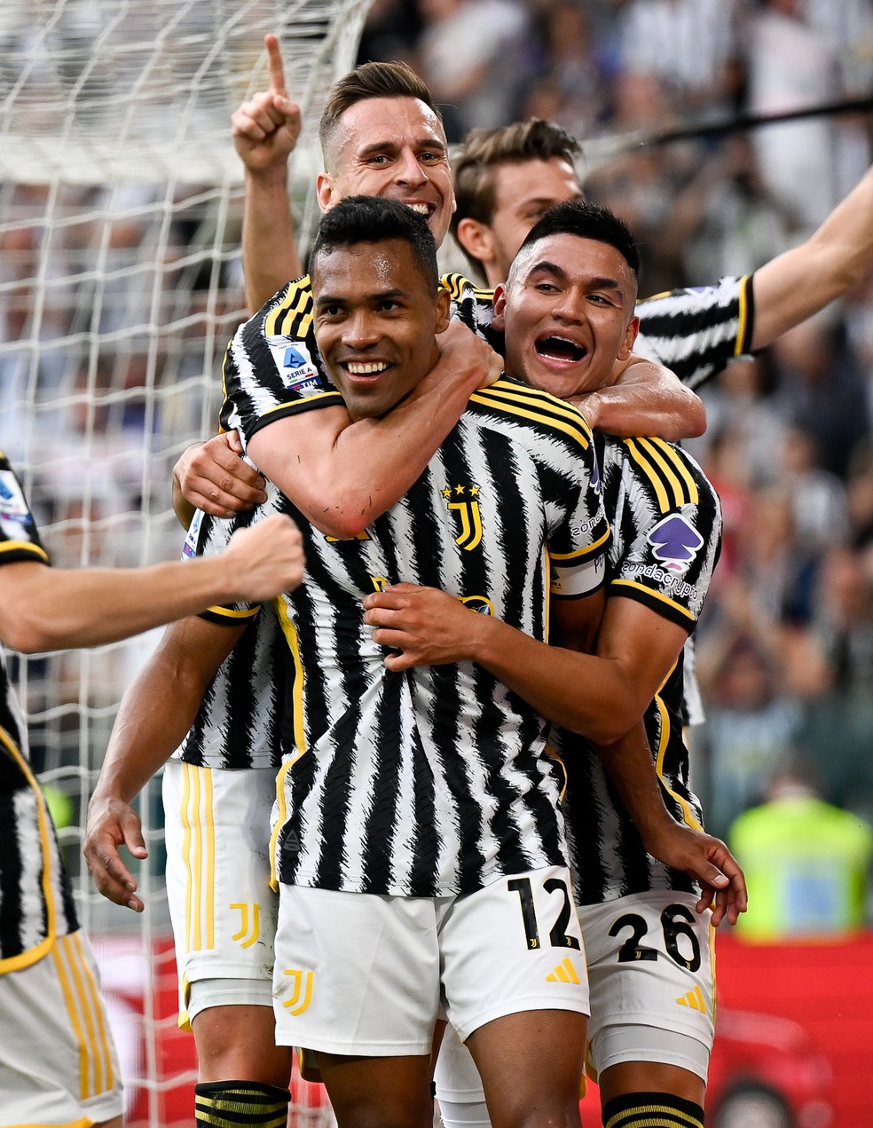 Alcaraz abraça Alex Sandro em jogo da Juventus — Foto: Daniele Badolato/Juventus FC via Getty Images
