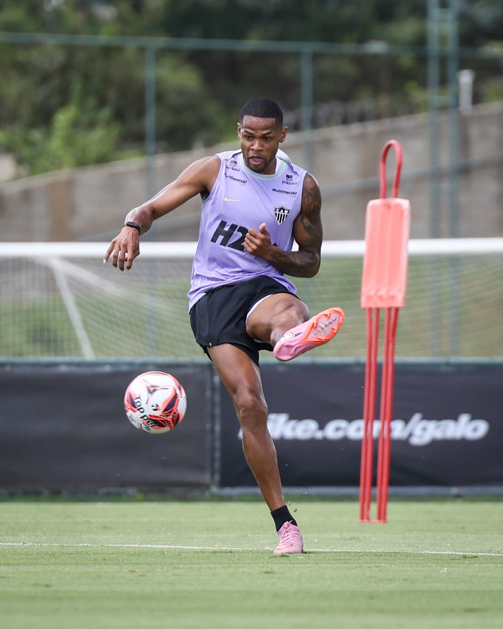 Júnior Santos do Atlético-MG segue no clube e aguarda chance em 2026