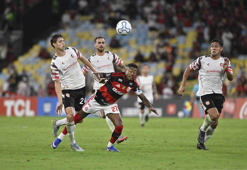 Bruno Henrique, do Flamengo, cercado por tr�s jogadores do Estudiantes � Foto: Andr� Dur�o / ge