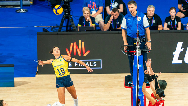 Gabi ataca durante Brasil x Japão, pela VNL 