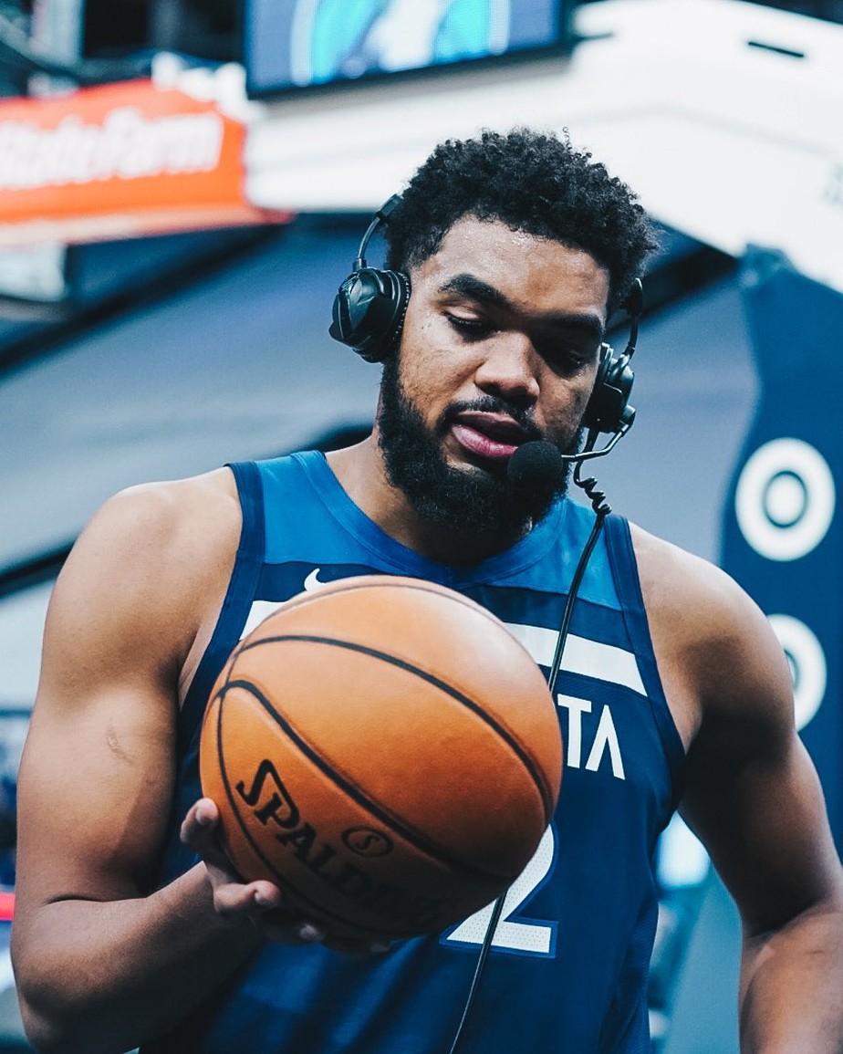 Jogador de homem feliz joga bola de basquete através da vitória na