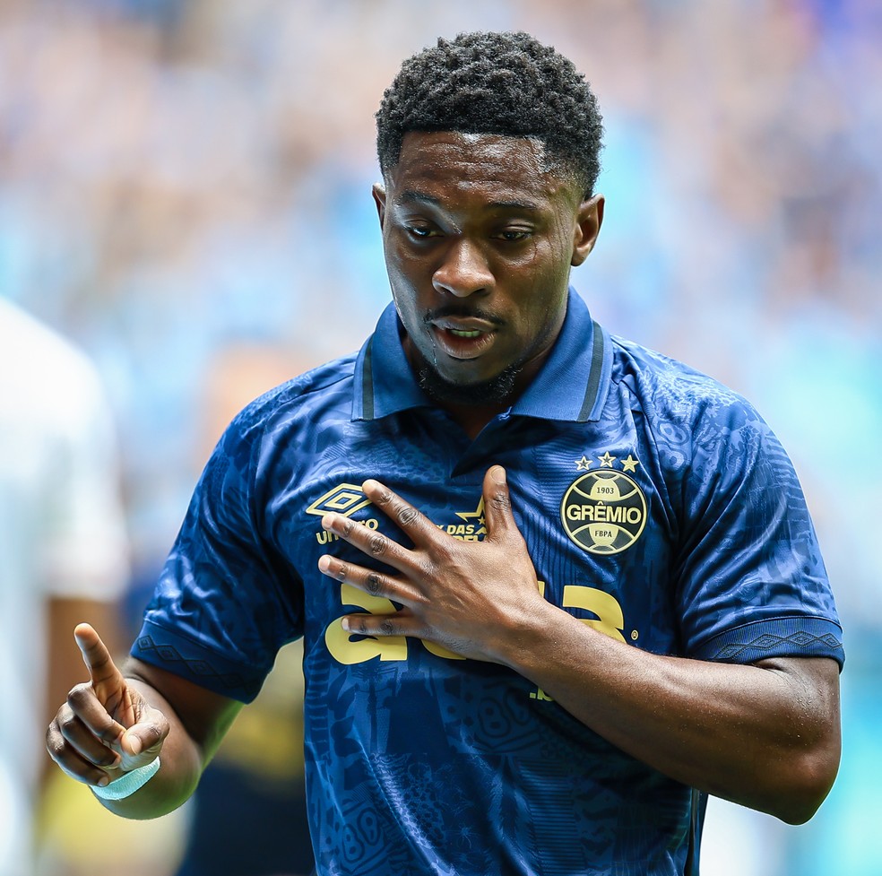 Amuzu em vitória do Grêmio — Foto: Lucas Uebel/Grêmio