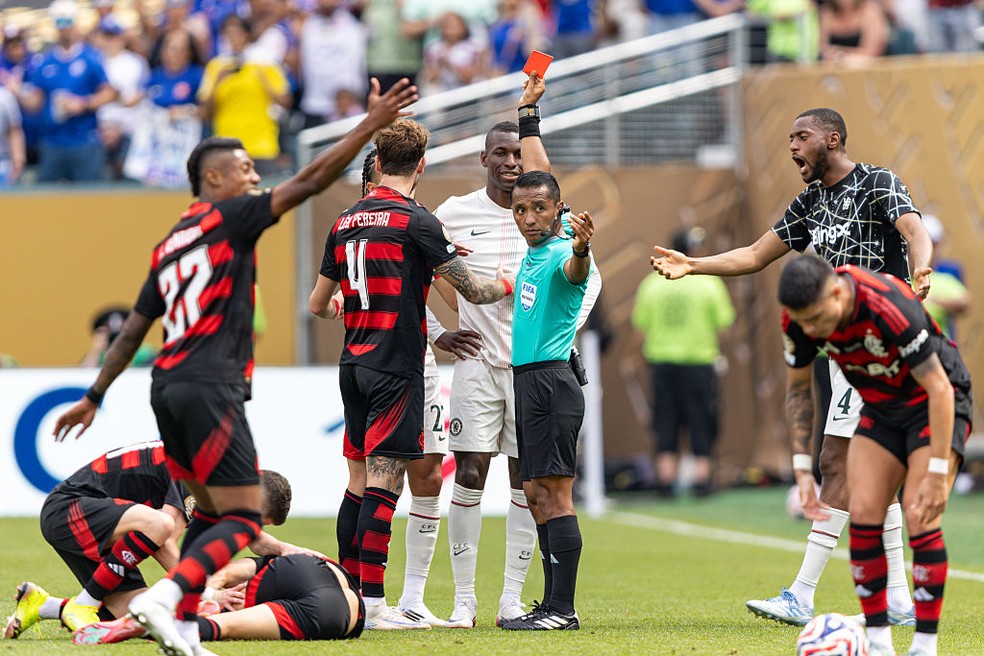 Nicolas Jackson expulso em lance contra o Flamengo