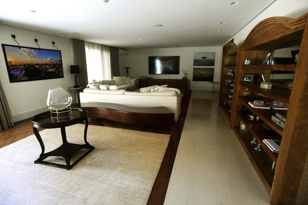 Sala da mansão de Lucas Moura avaliada em R$ 15 milhões — Foto: Marcos Ribolli