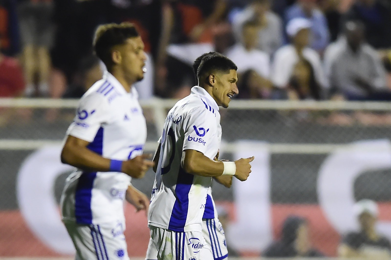 Alvo de cobranças da torcida do Ceará, Luvannor rebate críticas: Quero ser  perfeito igual a vocês, ceará