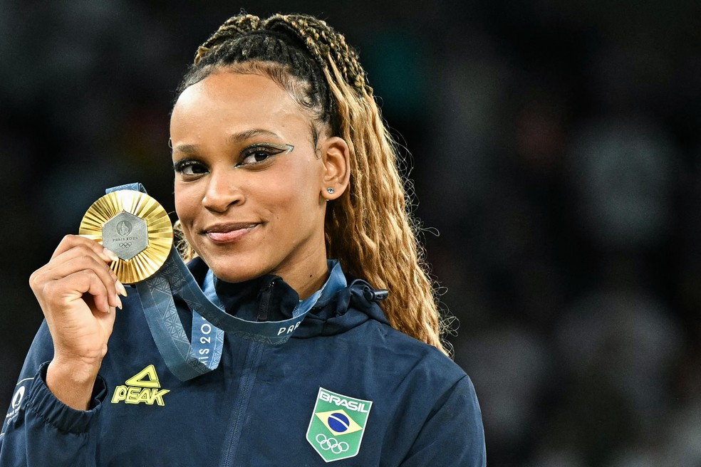 Rebeca Andrade comemora o ouro no solo nas Olimp�adas � Foto: AFP