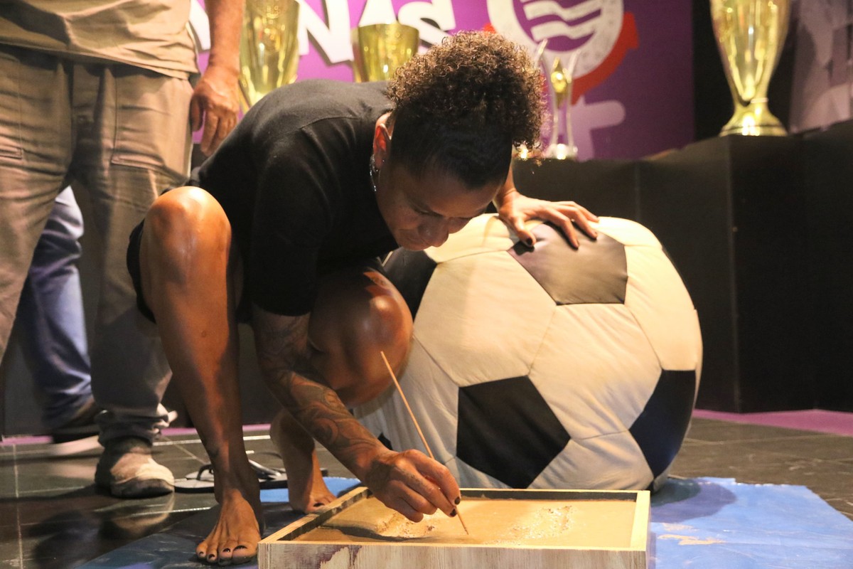 Em dia de festa e despedida, Grazi coloca os pés na calçada da fama do Corinthians