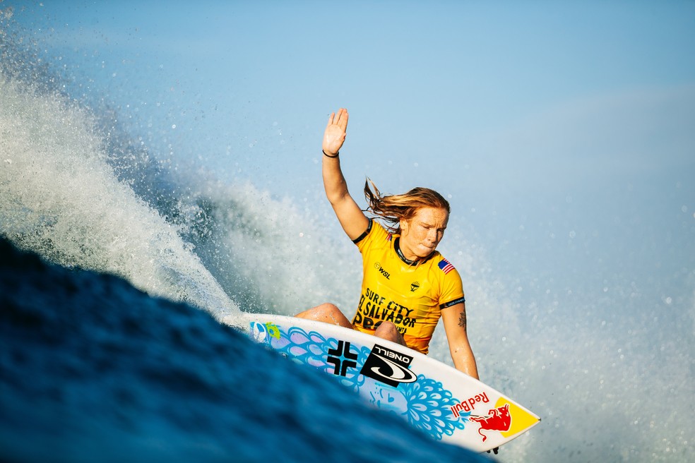 Caitlin Simmers vai em busca do título da etapa de El Salvador — Foto: Aaron Hughes/World Surf League