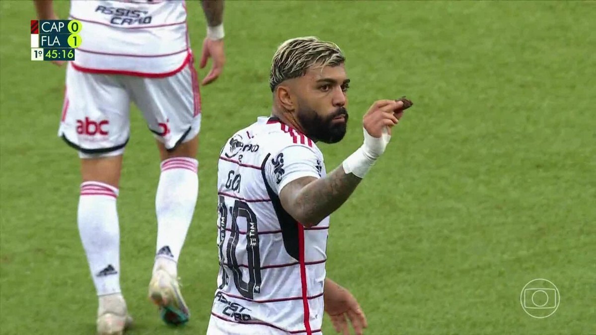 Gabigol, Do Flamengo, Come Biscoito Atirado Pela Torcida Do Athletico ...