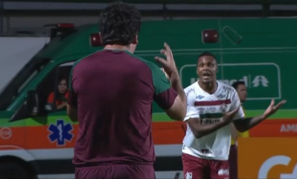 Diniz d� bronca em Alexandre Jesus em Goi�s x Fluminense � Foto: Reprodu��o / Premiere