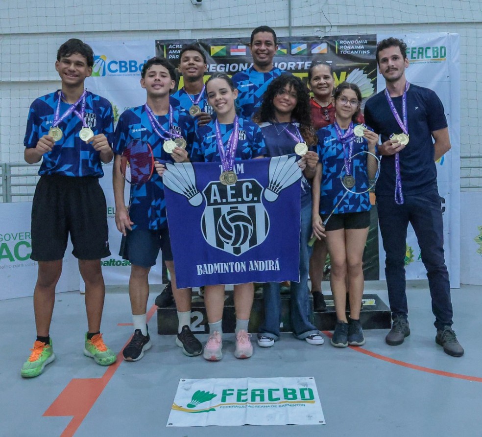 Parte dos medalhistas do clube Badminton Acre na Regional Norte disputada em Rio Branco (AC) — Foto: Divulgação/FEACBD