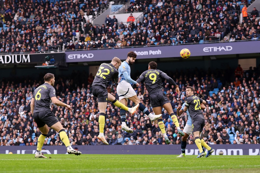 Cabeçada de Gvardiol na trave em City x Everton — Foto: Getty Images