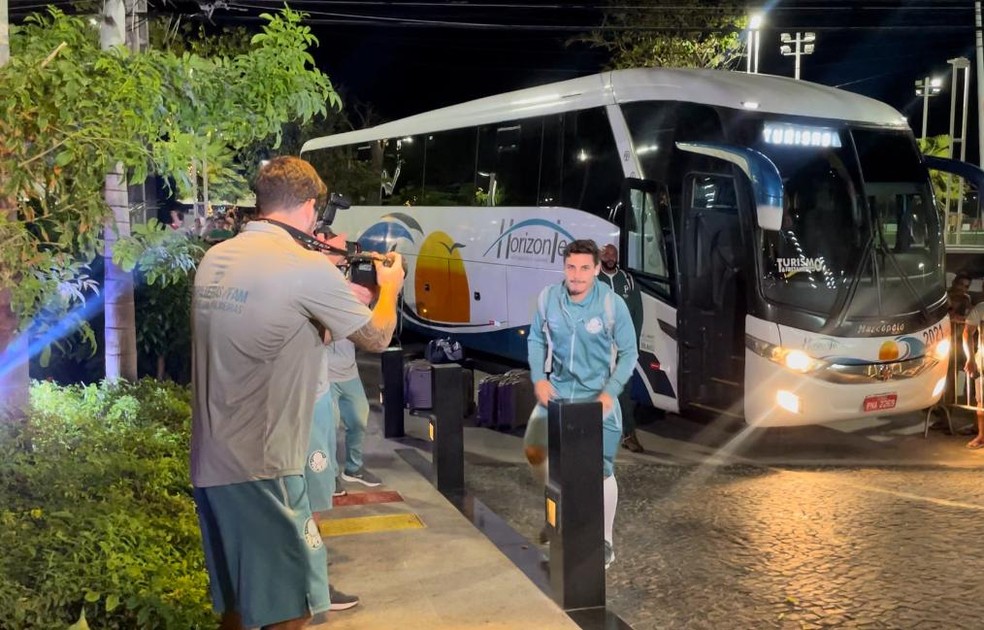 Raphael Veiga em chegada do Palmeiras a Fortaleza — Foto: Camila Alves