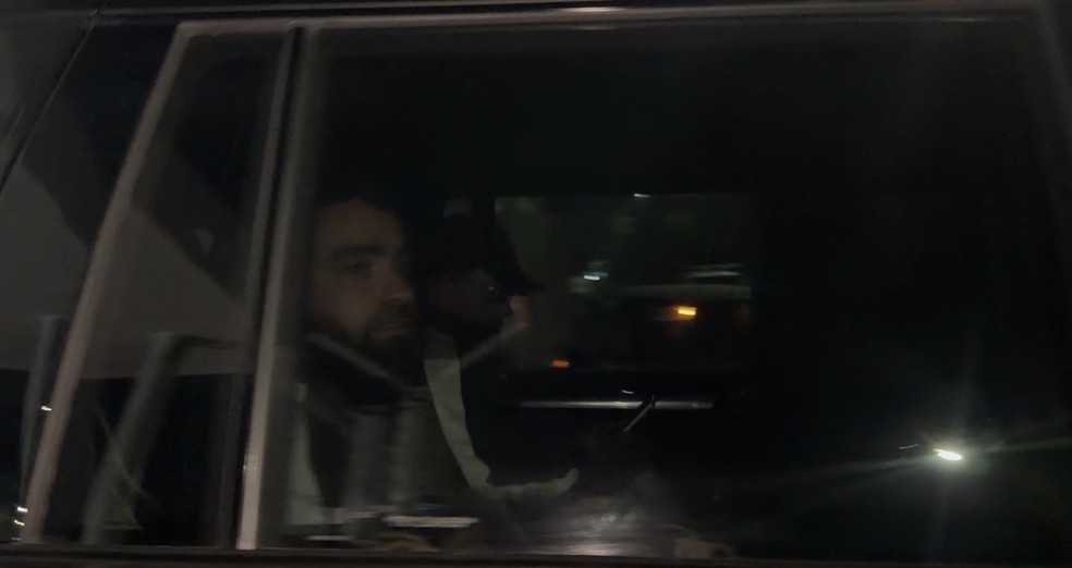 Memphis Depay (ao fundo, de boné) em seu desembarque no Brasil — Foto: Yago Rudá