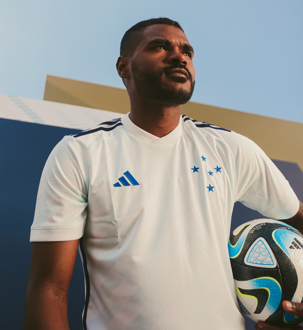 Cruzeiro divulga fotos da nova camisa branca; Samuel Rosa aparece com ela  em evento