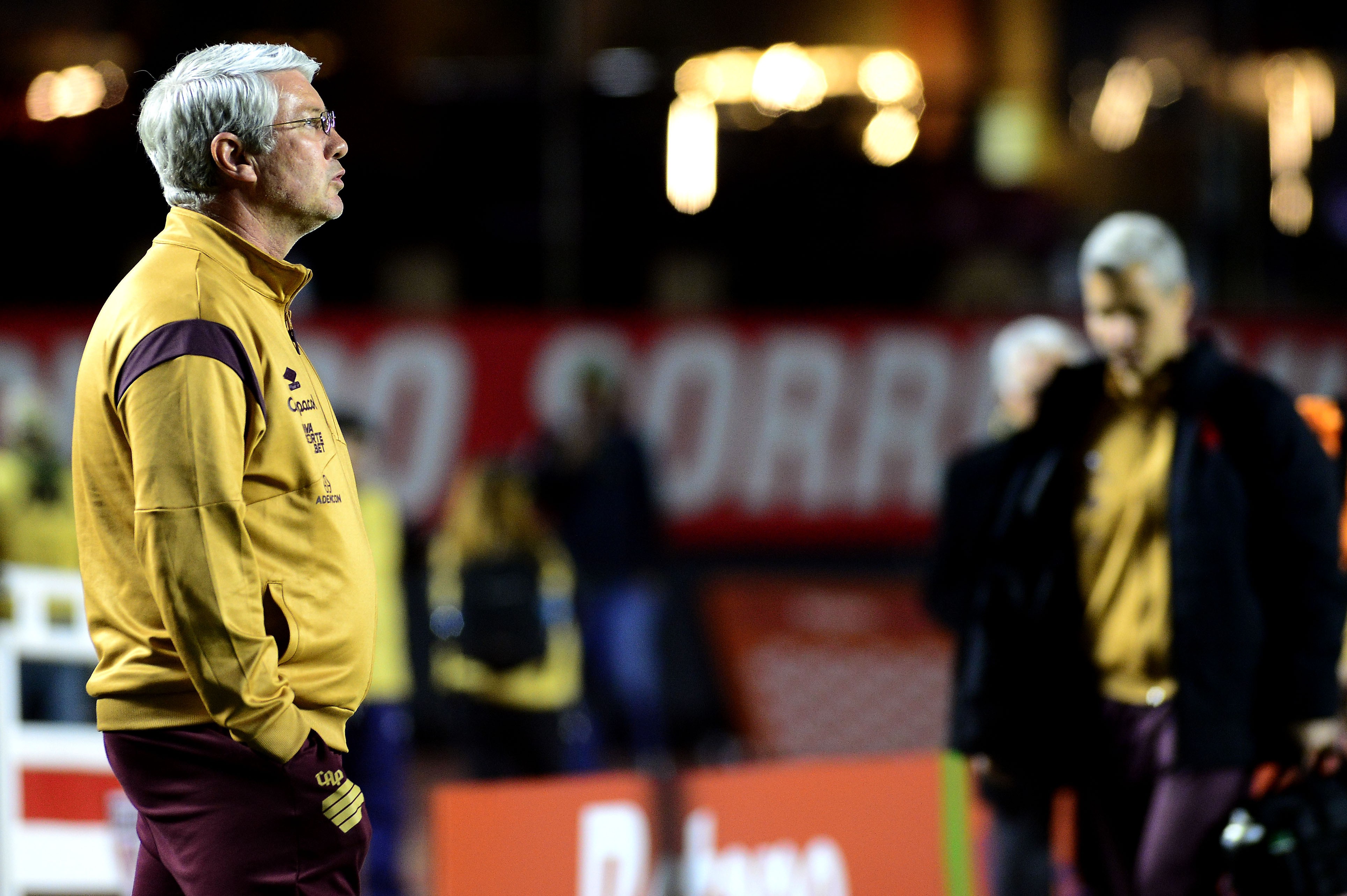 Odair elogia desempenho do Athletico e analisa disputa na Copa do Brasil: 