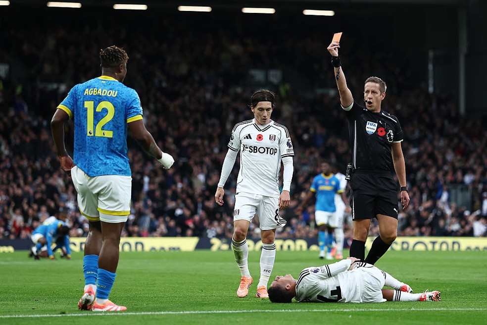 Expulsão de Agbadou, do Wolverhampton, em partida contra o Fulham pela Premier League.