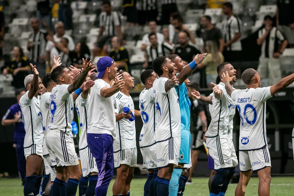 Jogadores do Cruzeiro comemoram vitória em cima do Atlético-MG
