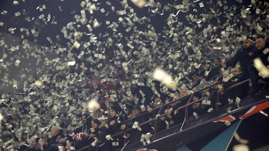 Torcedores do Milan jogam notas falsas para Donnarumma: "Mercenário"