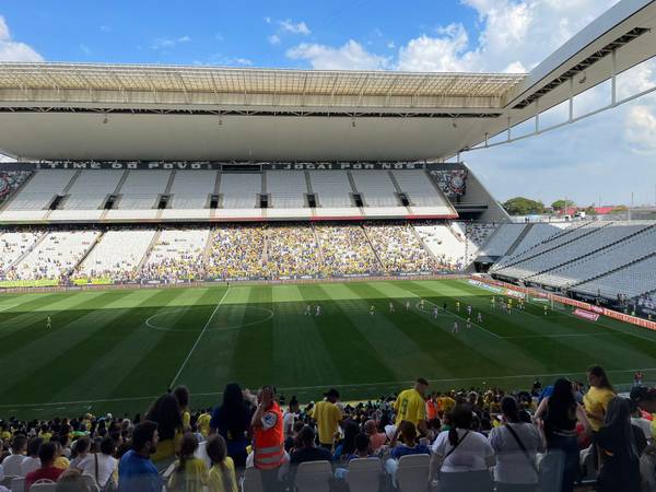 Torcedores com camisas de times são barrados em jogo da Seleção feminina, e criança fica de cueca